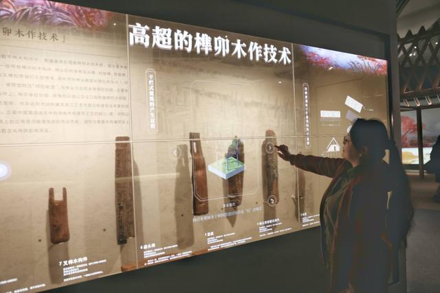 11月7日，国家博物馆，观众通过互动多媒体了解河姆渡遗址高超的榫卯木作技术。 新京报记者 浦峰 摄