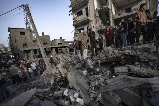 当地时间11月5日,巴勒斯坦人在加沙地带的迈加齐难民营寻找幸存者.