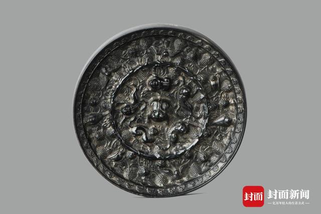 唐黑漆古海兽葡萄铜镜背面.(南江县博物馆供图)