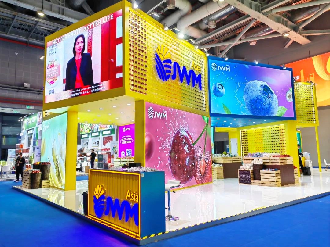 鑫荣懋集团参加第五届进博会时的创意水果展台