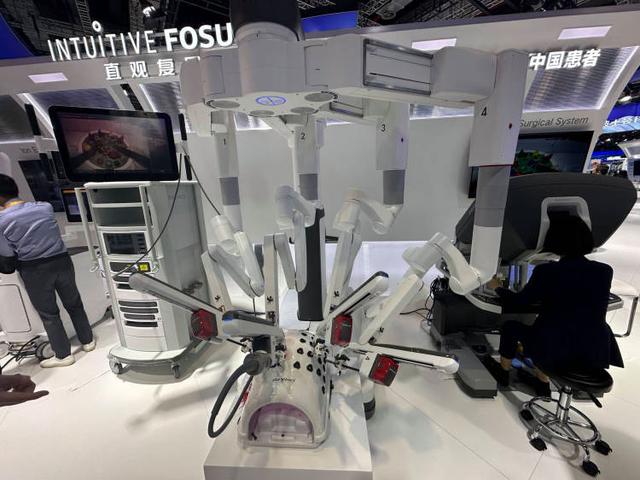复星医院达芬奇手术机器人.上游新闻记者 时婷婷 摄