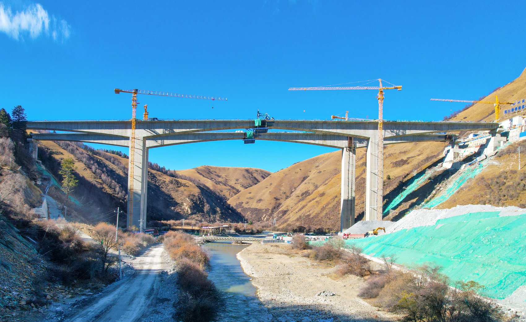 久马高速最大跨径连续刚构桥合龙丨冲刺最后两个月 打好全年收官战