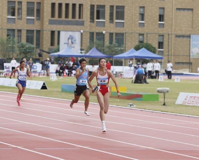 这是学青会田径公开组女子4x100米接力赛的比赛现场.