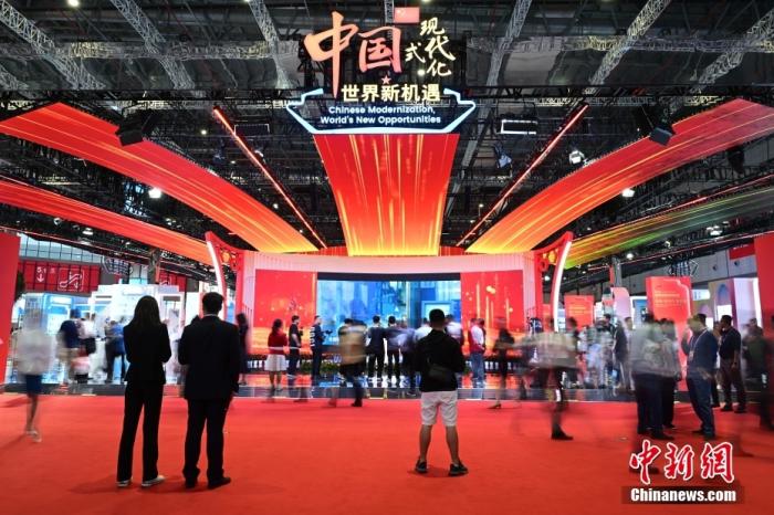 11月5日，进博会中国馆吸引众多参观者。当日，第六届中国国际进口博览会在上海开幕。中新社记者 田雨昊 摄