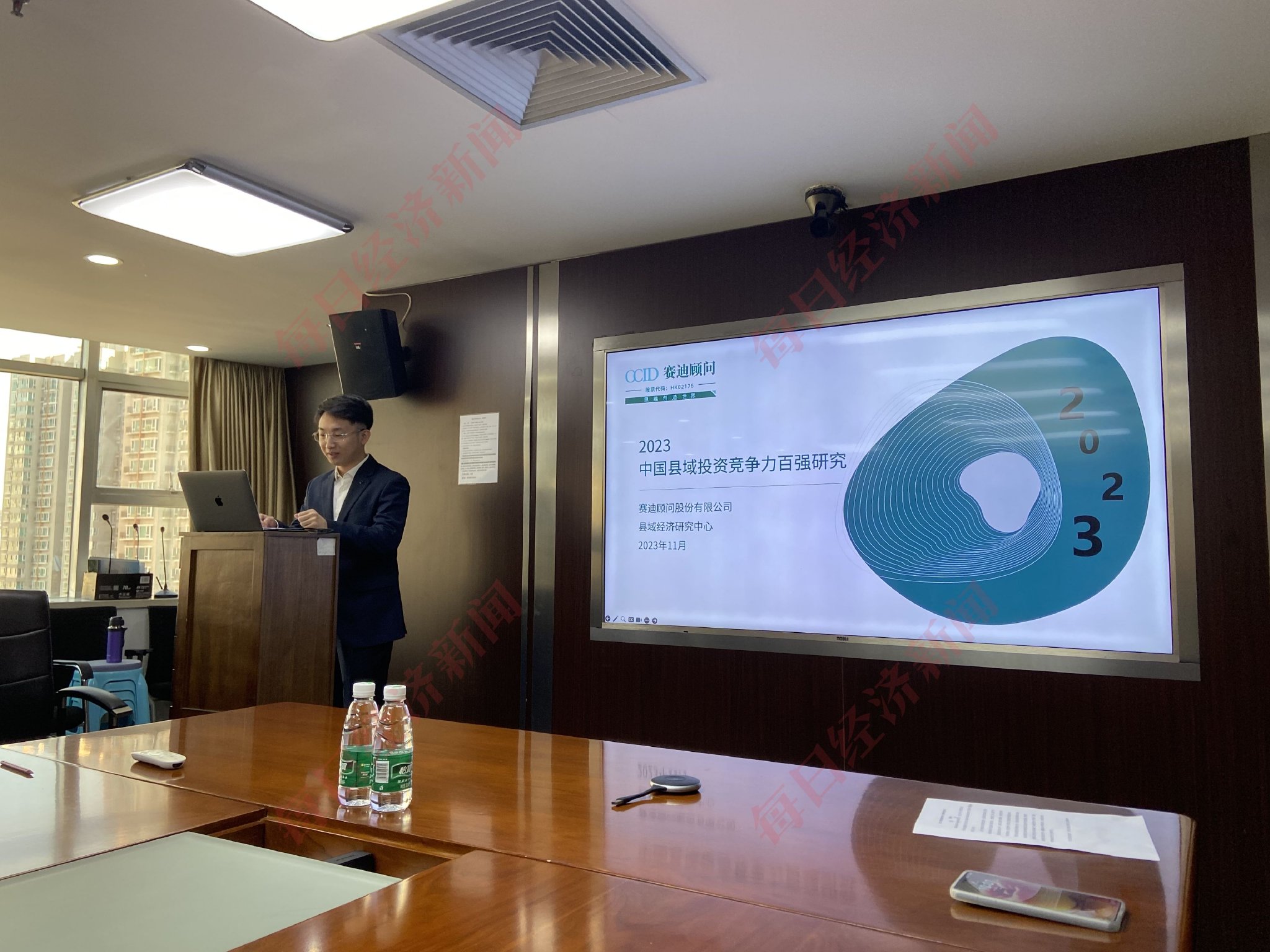 阮崇信在发布会上介绍《报告》相关情况 每经记者 张蕊 摄