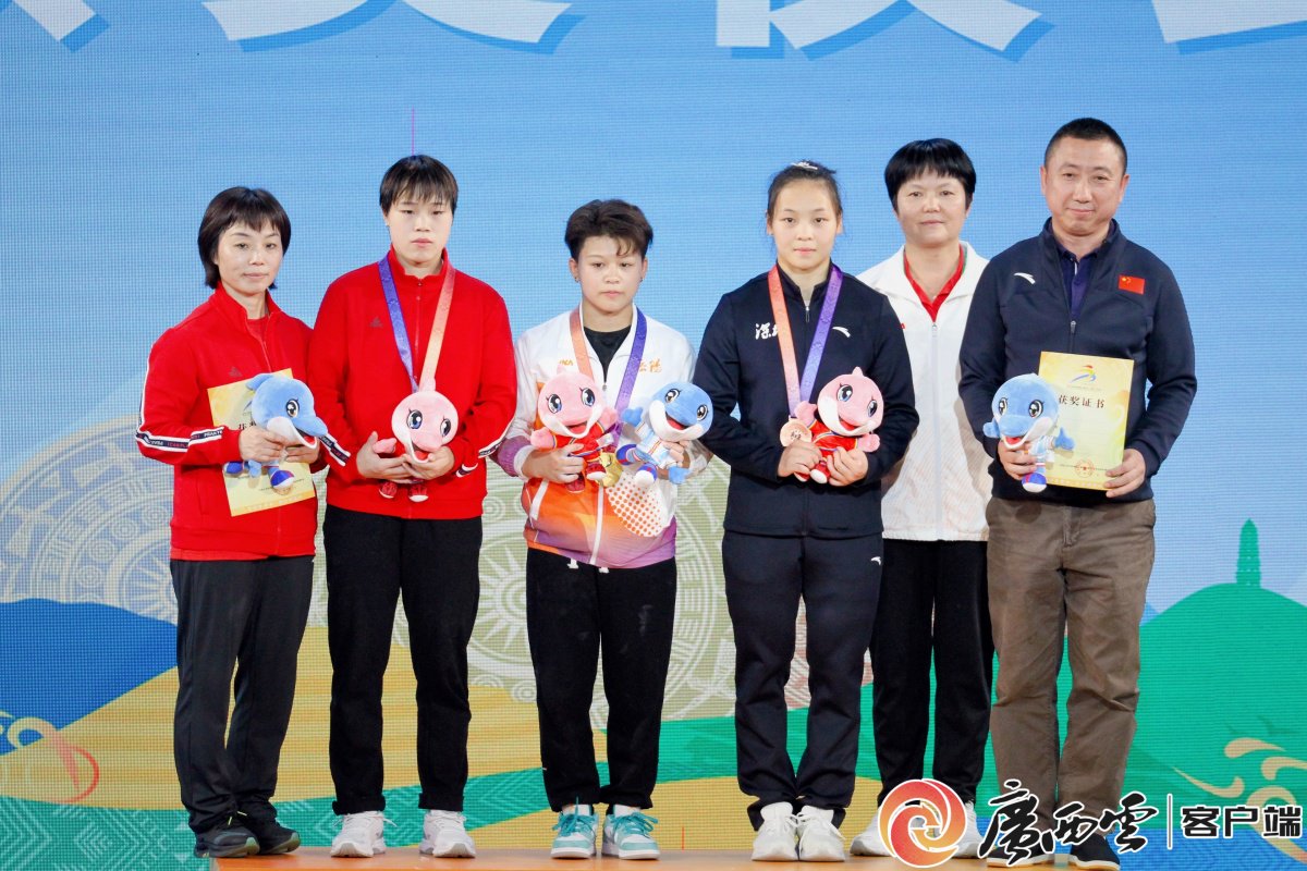 图为获奖运动员在领奖台上.学青会组委会供图