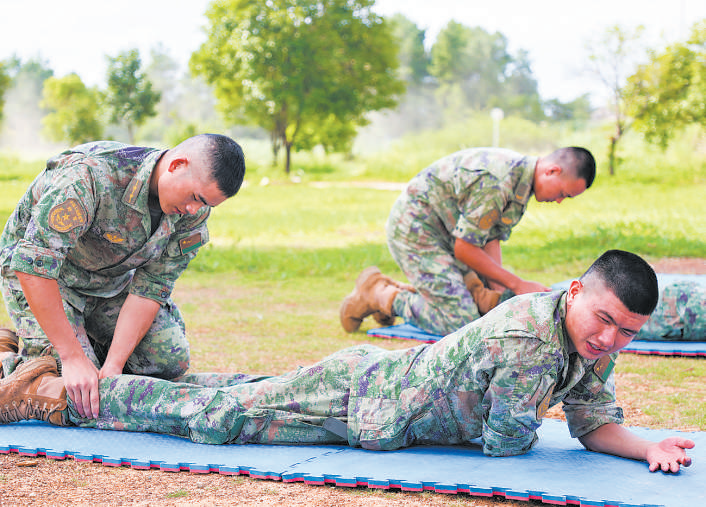 体能训练结束后,官兵相互按摩放松身体.