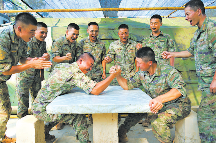 生死与共向战行——第74集团军某旅装步二连密切新时代官兵关系影像