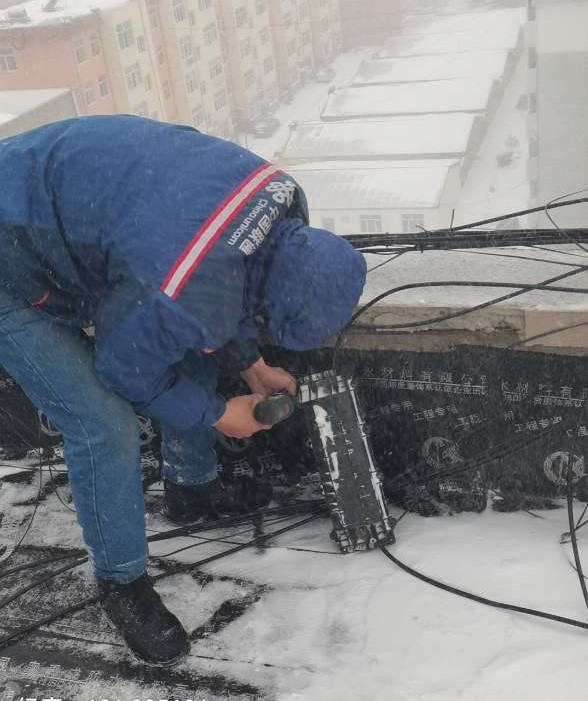 维护人员正在扶正杆路抢修光缆内蒙古联通作为自治区通信应急抢险救援