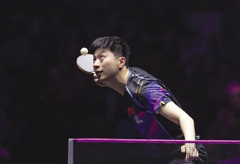 第三局,马龙7比6领先时,做了一次在乒乓球赛场上极为罕见,类似羽毛球