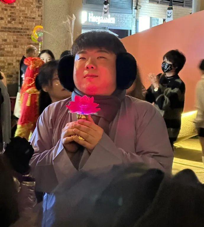 "正峰欧巴"手捧莲花