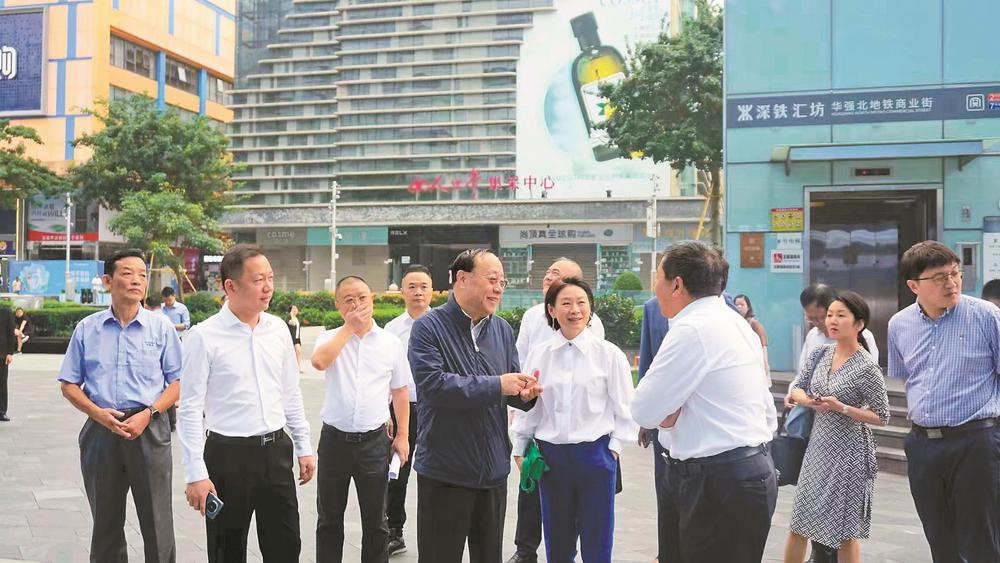 10月18日，全国政协外事委调研组在华强北中国二手电子交易中心调研。