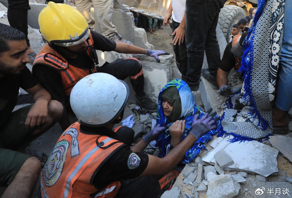 人们在遭以色列袭击后的建筑废墟中实施救援