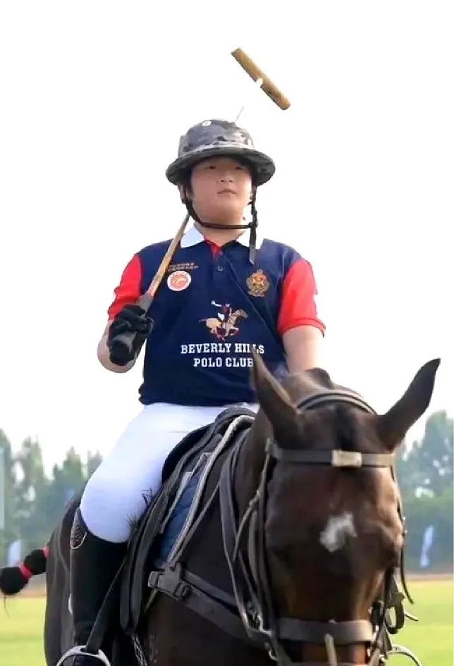 在10岁那年,邹明轩被选入了马球国家队,如今仍然在接受马球训练