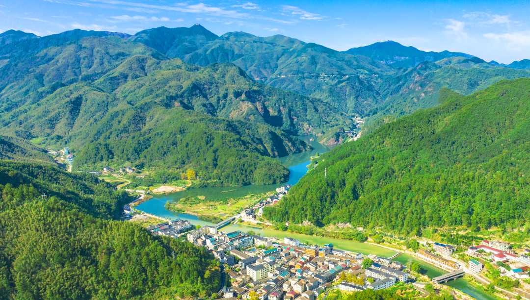 11月7日,俯瞰江西省上饶市广丰区铜钹山国家级自然保护区金秋美景.