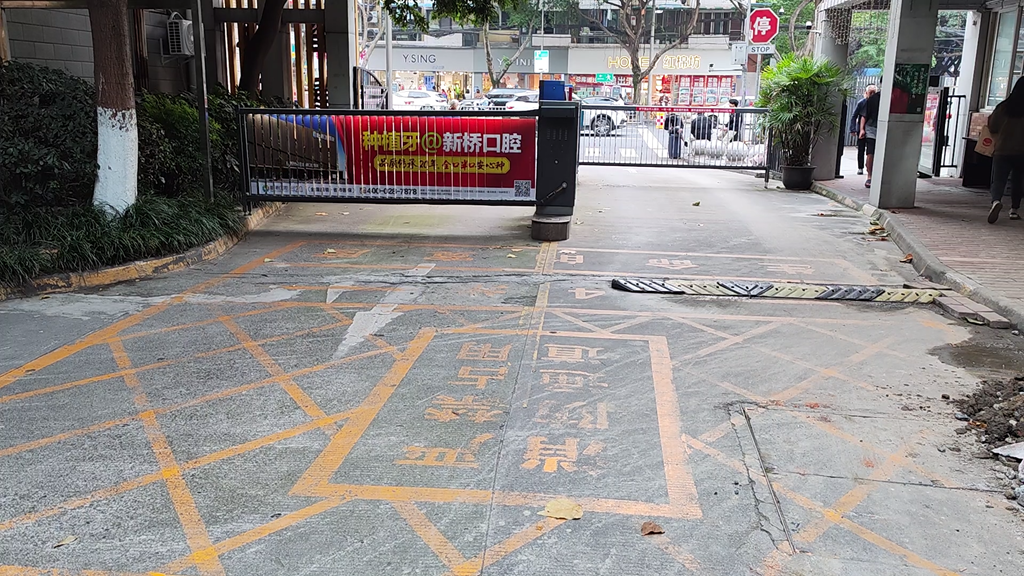 望江嘉苑小区,消防通道中间设置了门禁起落杆的控制墩