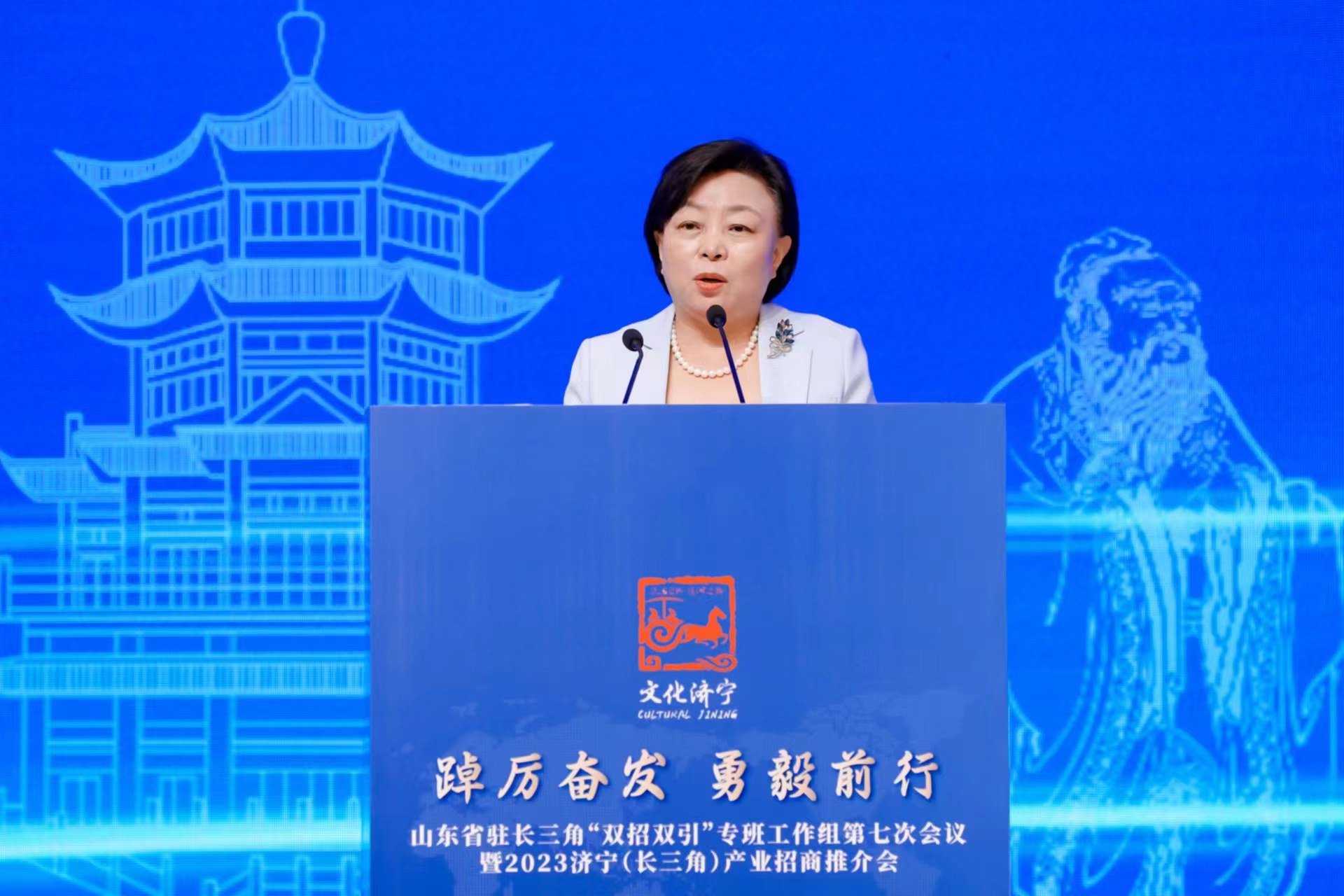 图为山东省人民政府驻上海办事处党委副书记,副主任陈金秀发言