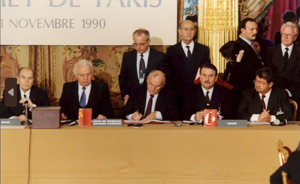 （1990年各国领导人参与巴黎峰会并签署《欧洲常规武装力量条约》，来源：欧安组织）