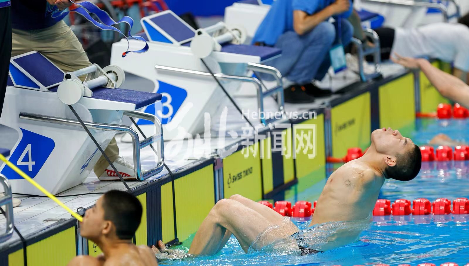 郭金城在2023年全国残疾人游泳锦标赛上(受访者提供)