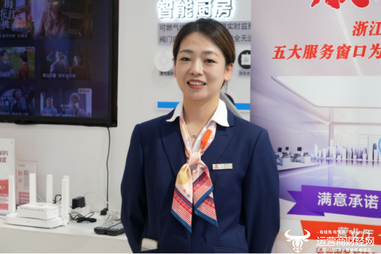 杭州联通延安路营业厅厅长王亚群接受采访
