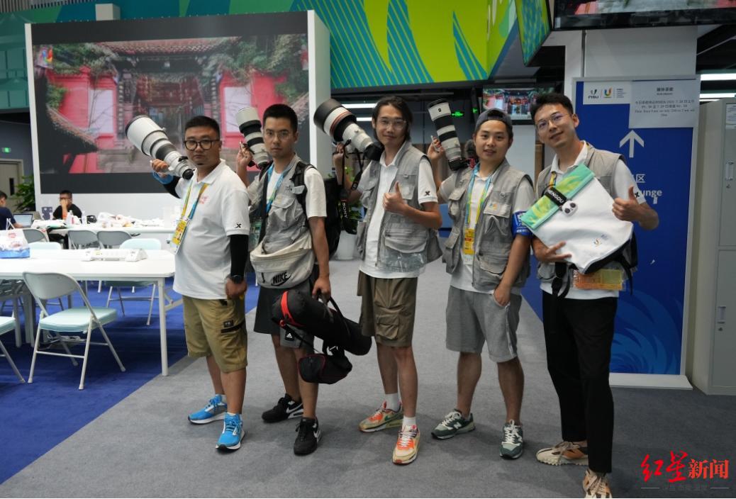 成都商报-红星新闻记者(左起)王红强,邓学海,赵志远,唐文祺,缪睿哲