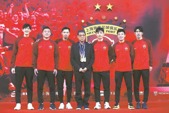 "崇明六虎"把刚刚收获的中超冠军金牌集体献给恩师徐根宝 本报记者