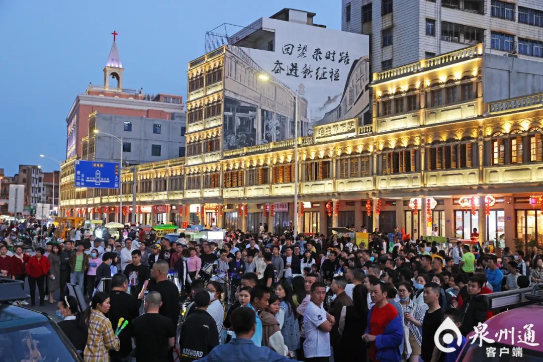 今年"五一"期间,石狮八卦街新华路夜市人气很火爆.(陈小阳 摄)