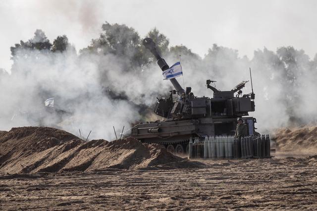 当地时间11月7日,一门以色列155毫米自行榴弹炮从以色列南部一个基地