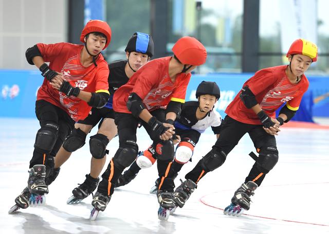 11月6日,双方选手在第一届全国学生(青年)运动会男子轮滑阻拦决赛中.