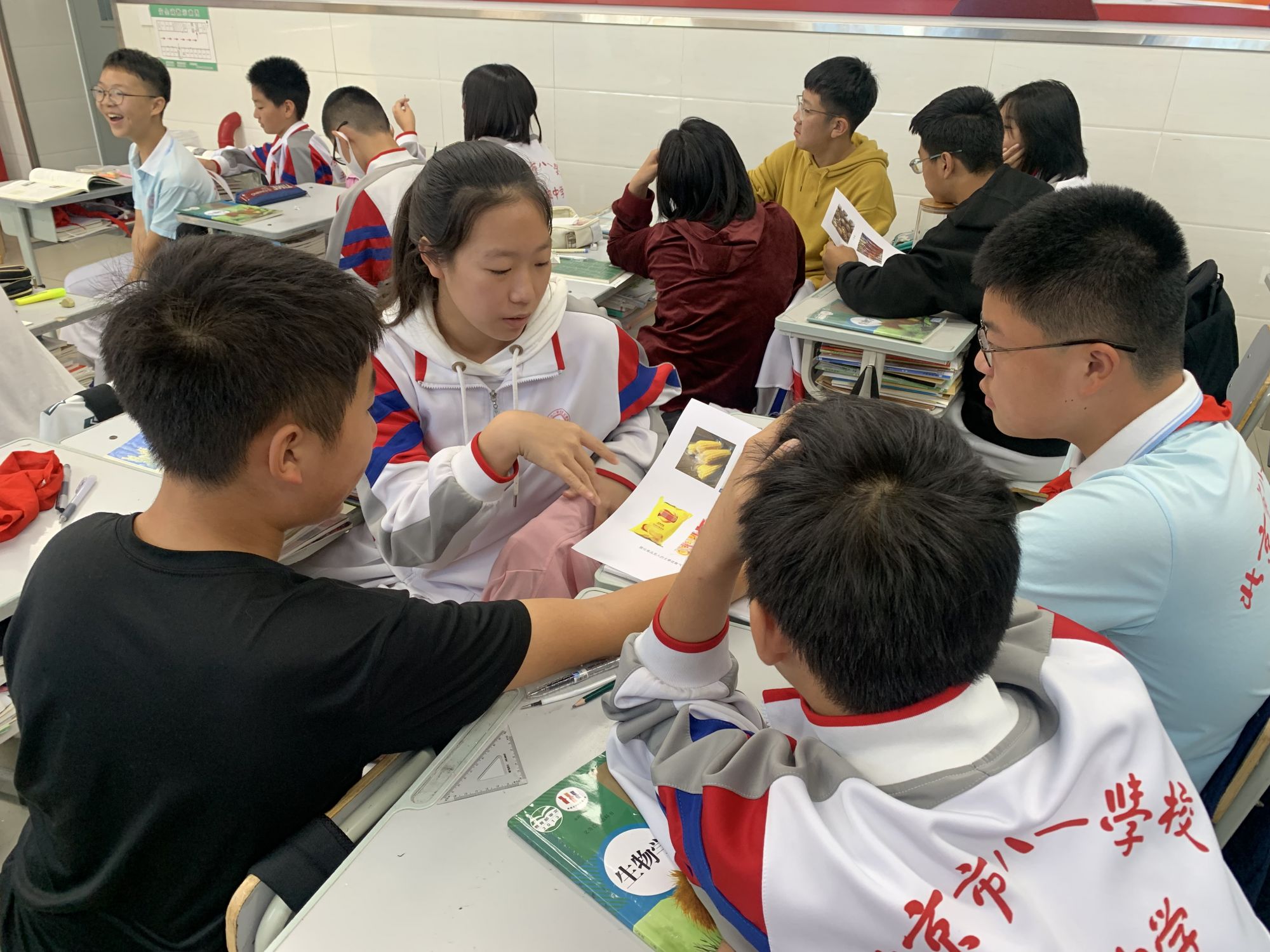 生物课堂上,同学们正在讨论学科知识.市教委供图