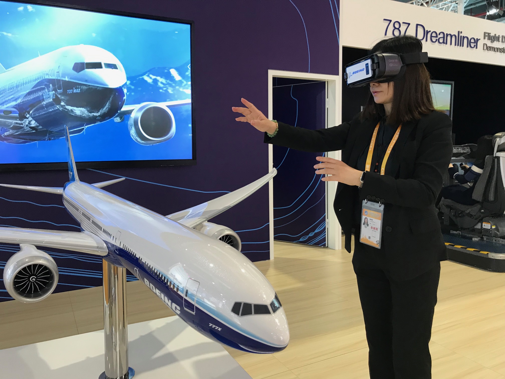 首届进博会上展出的波音777x飞机模型