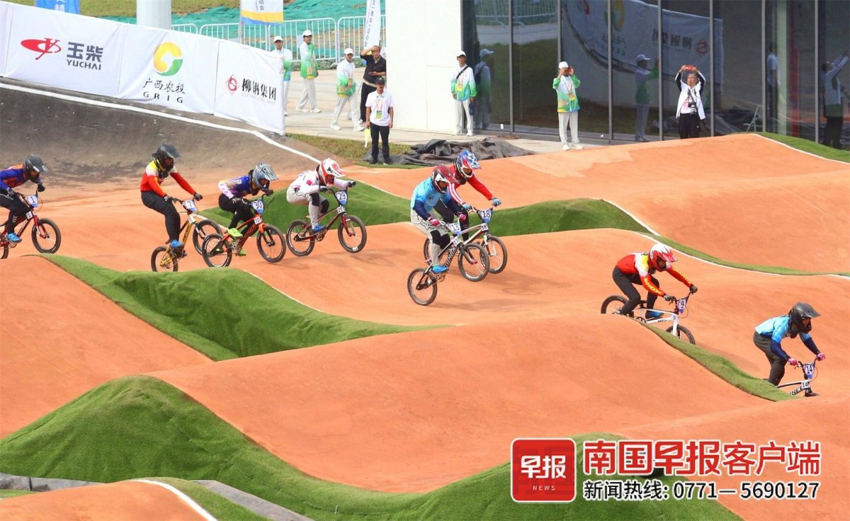 11月8日,男子bmx小轮车个人赛决赛现场.记者 何定坚 摄