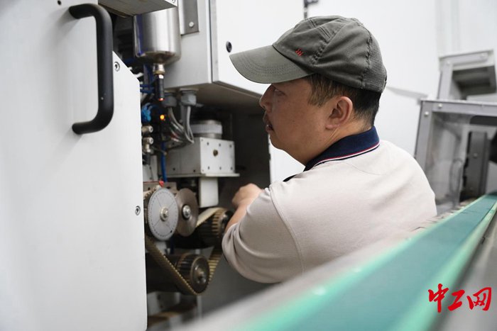 修理工对设备进行跟踪维修. 周若捷 摄