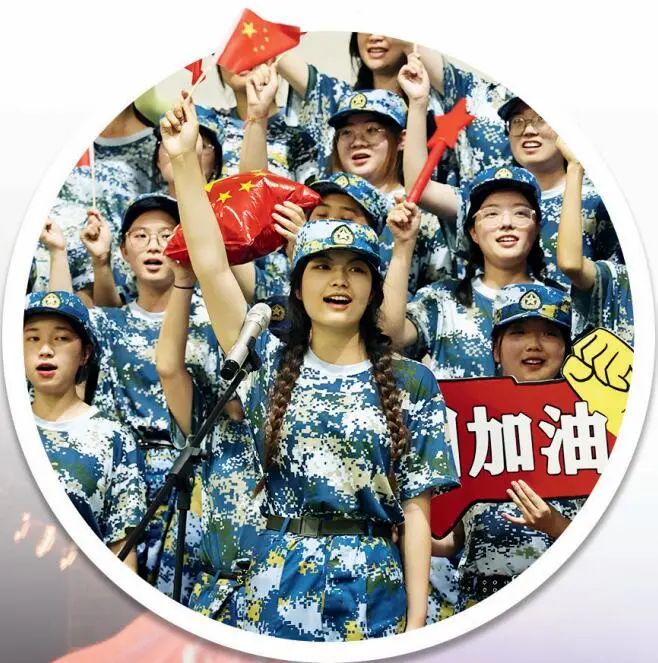 上海海洋大学军训期间组织新生学唱军歌.丁旭阳摄
