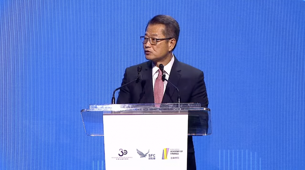 (香港特区政府财政司司长陈茂波,官方直播截图)