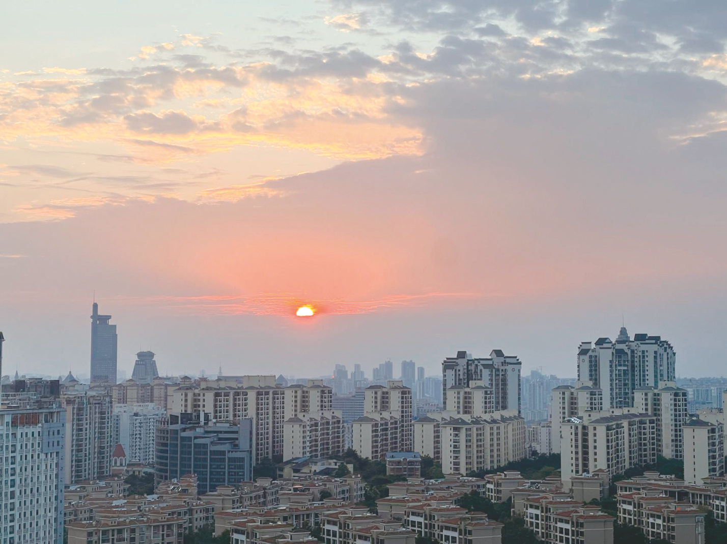 &nbsp;&nbsp;&nbsp;&nbsp;经历早上的小雨,傍晚南宁天气放晴,太阳露出
