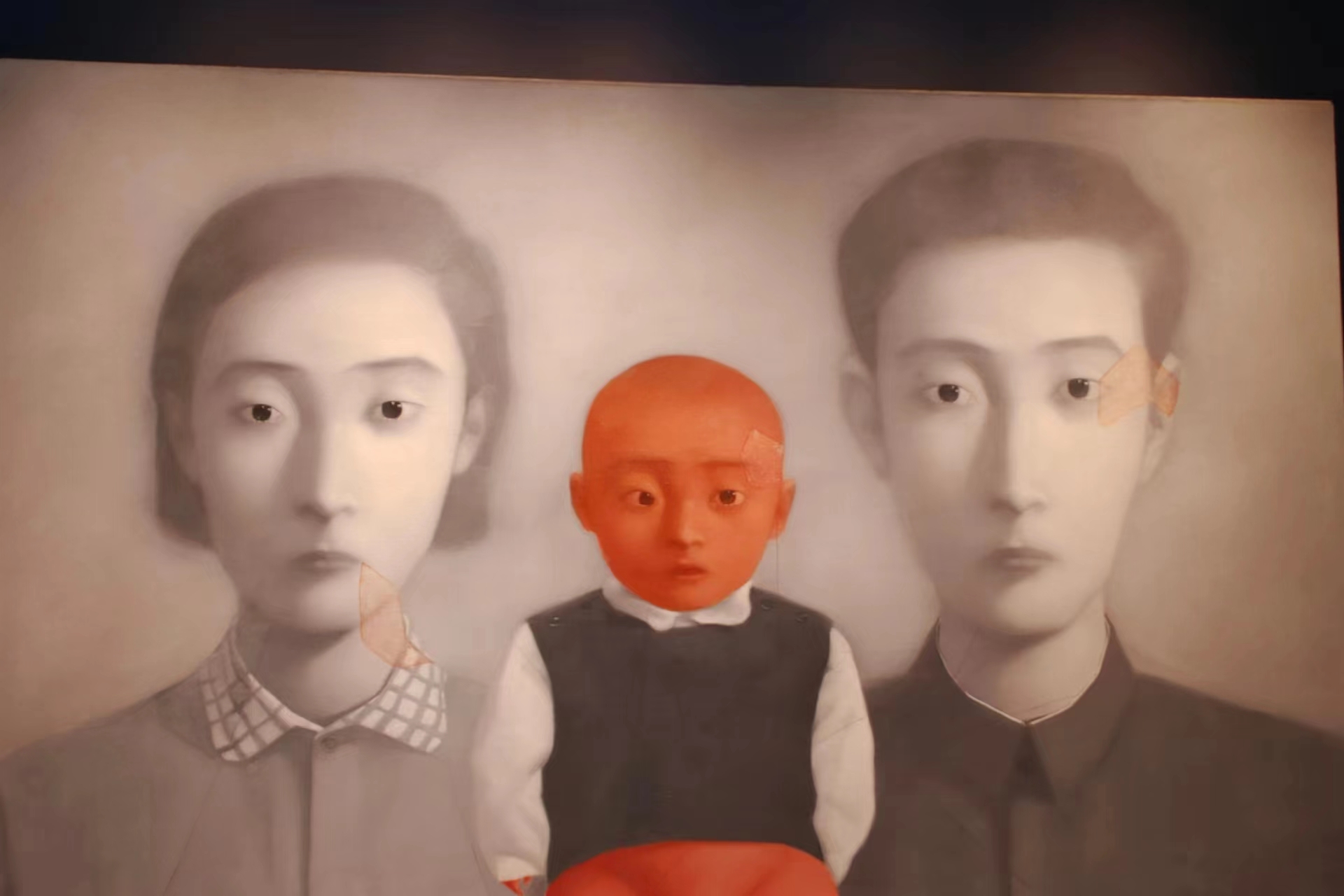 由张晓刚所作的《血缘》·大家庭2号的油画作品.