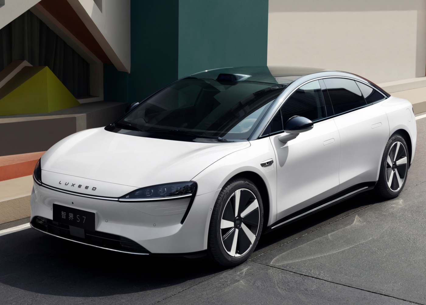 预售丨迈进"双800时代" 华为智选车首款轿车智界s7预售价25.8万元起