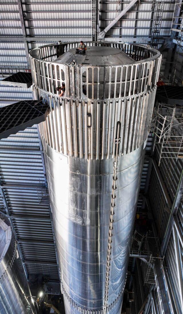 图3:安装在超重型助推器顶部的"热分离环"