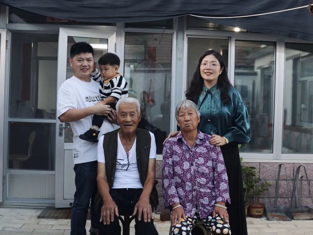 贾永婷一家和老人夫妇的合影.(受访者供图)