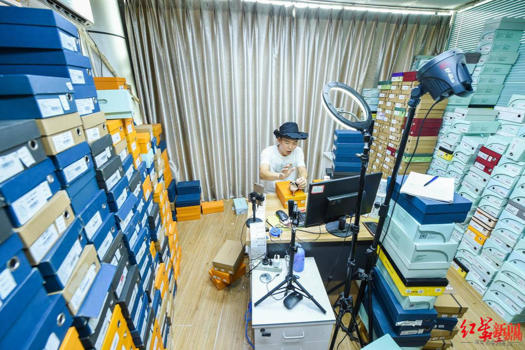 直播卖女鞋3年多腿毛哥不愿再当库管员已自立门户继续播