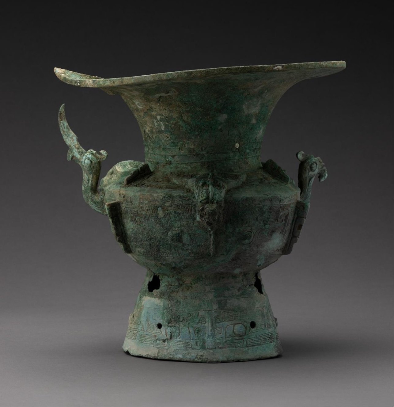 带有鸟形饰件的三星堆铜尊