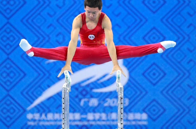 图为双杠比赛中.张学军 摄