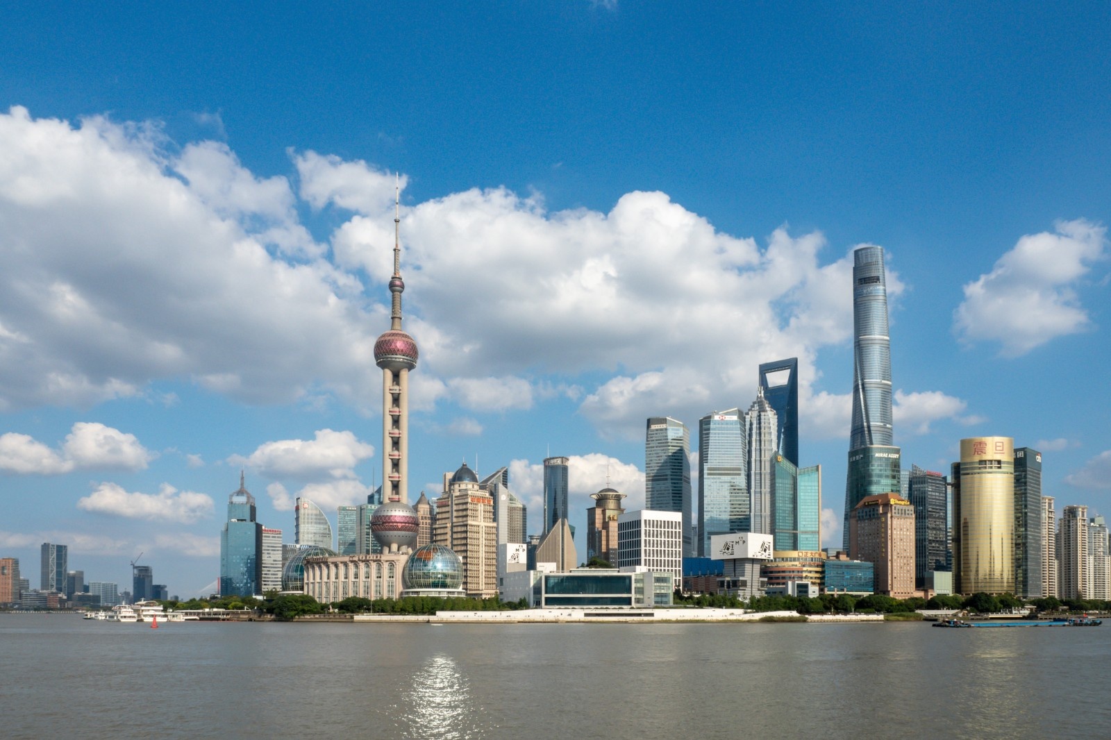 在上海黄浦区外滩眺望浦东新区,浦东陆家嘴城市天际线错落有致,风景