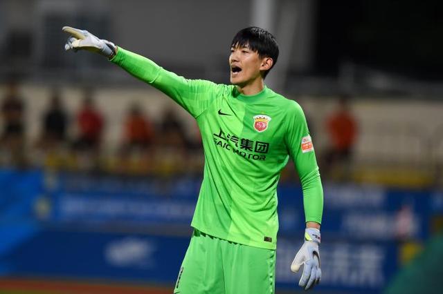 颜骏凌今赴国足集训备战世预赛,大战当前的国门,为啥亮相崇明中学操场