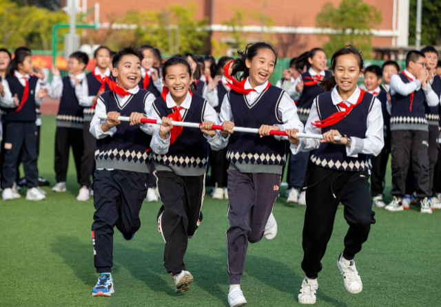 11月8日,江苏省海安市城南实验小学的学生在课间进行"合作大风车跑"