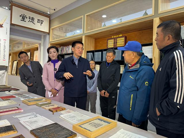 "北京榜样"年榜候选人李培义在崇德堂匾额博物馆为10组"最美家庭"代表