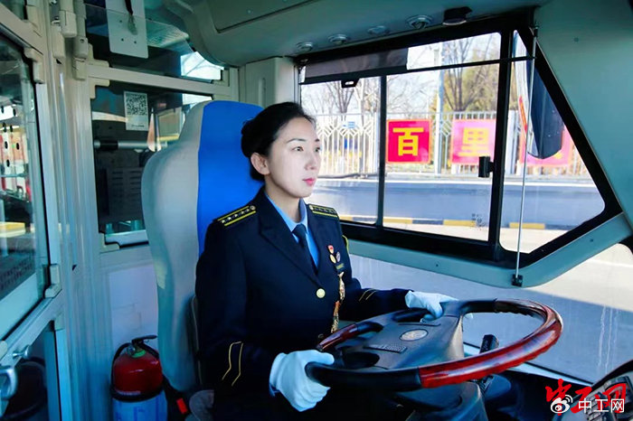 常洪霞在驾驶大1路公交车. 受访者供图