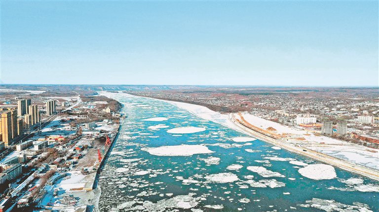 黑龙江黑河段进入冬季"流冰期"