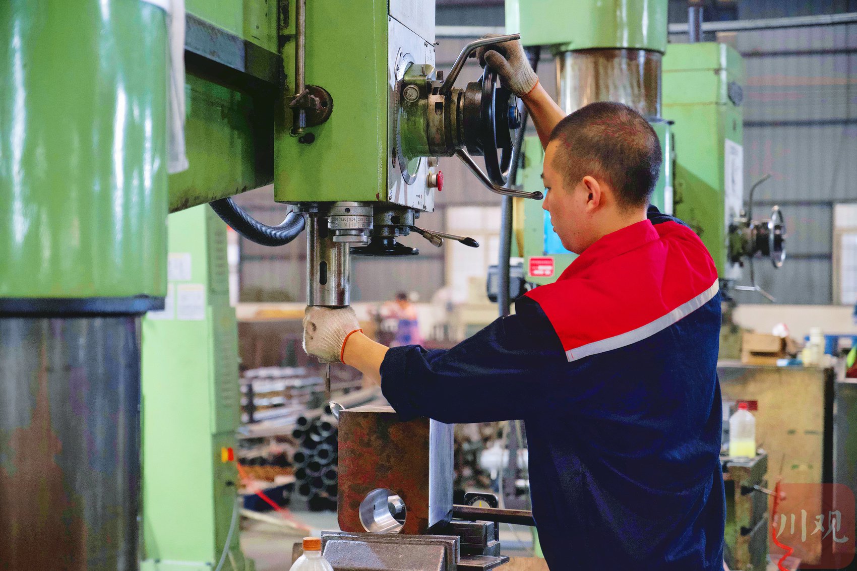 工人在操作生产设备